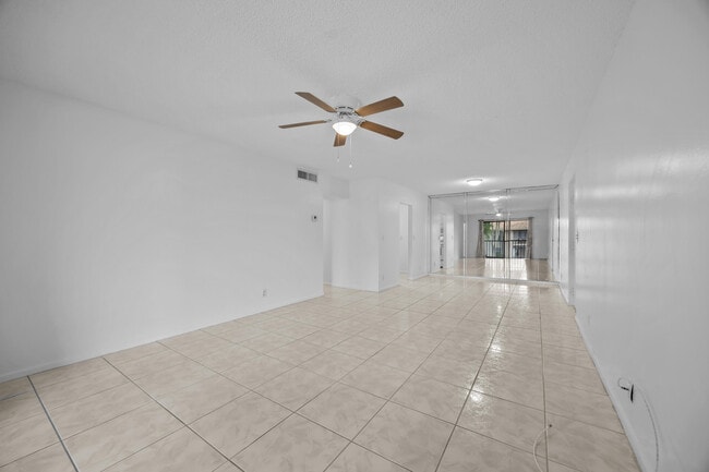 Foto del edificio - 9905 Pineapple Tree Dr