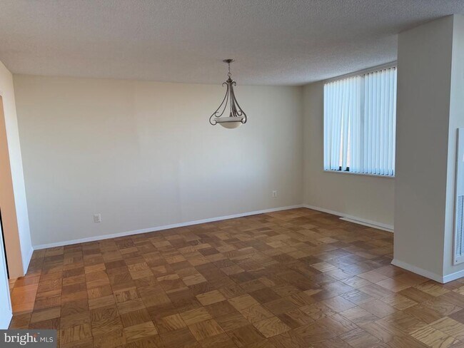 Foto del edificio - 5225 Pooks Hill Rd
