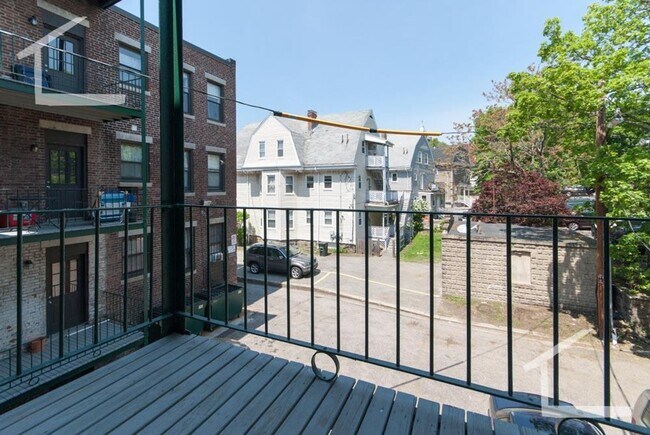 Foto del edificio - Renovated Allston 4 Bed/2 Bath