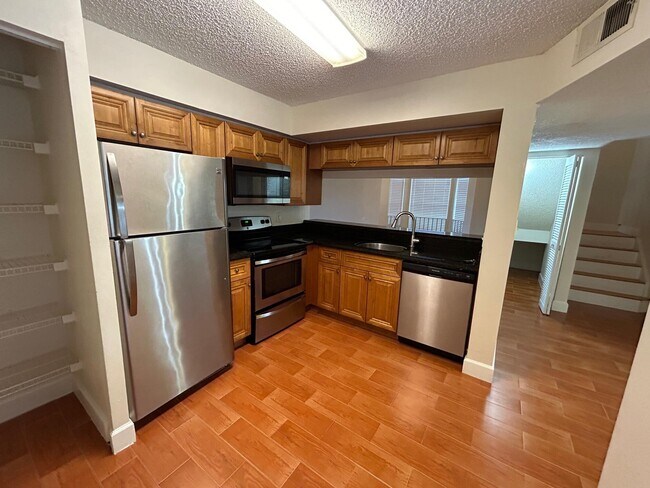 Foto del edificio - 15206 Glenmoor Dr