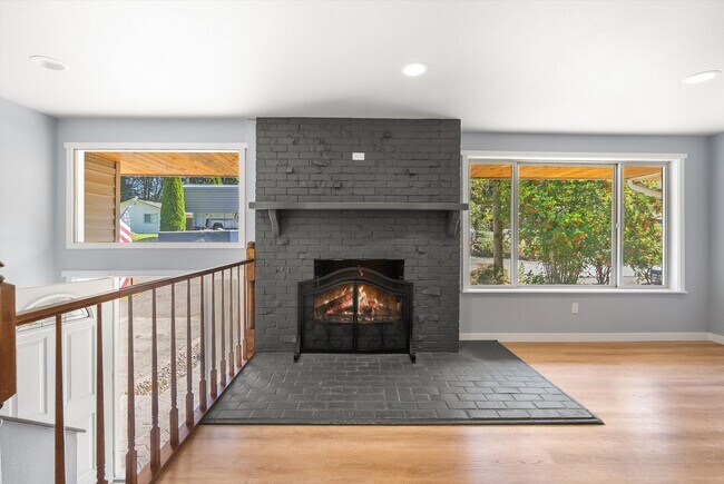 Building Photo - 3 Bed 2 Bath Fully Fenced Split Level Lake...