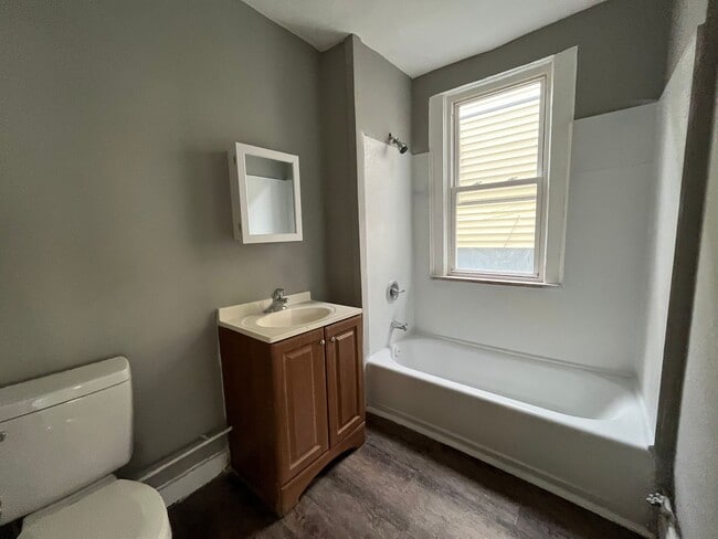 Foto del edificio - 312 Danforth Ave