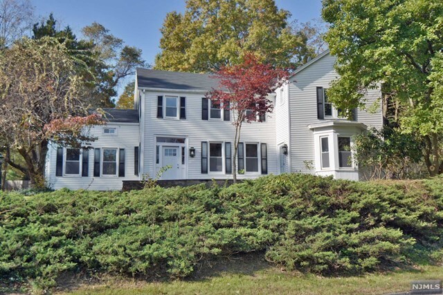 Building Photo - 489 W Saddle River Rd