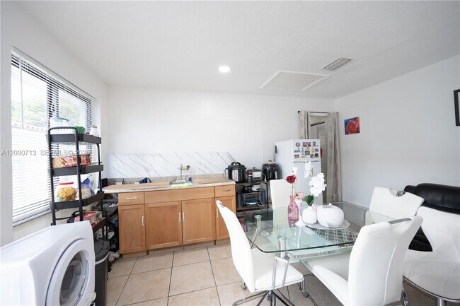 Building Photo - 2920 SW 69th Ave