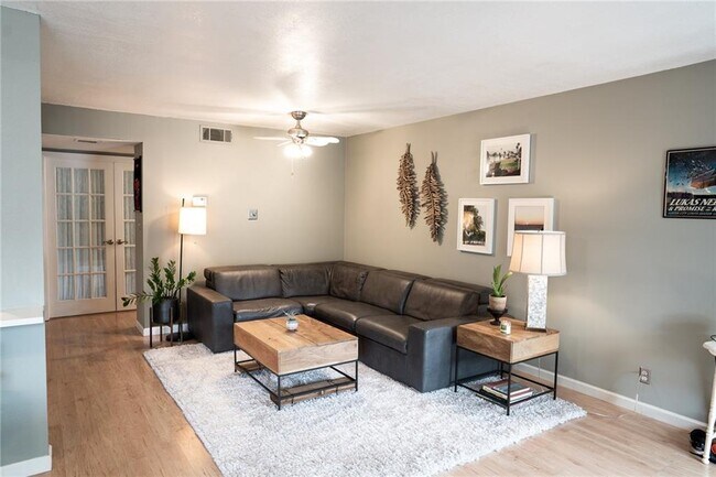 Foto del edificio - 500 E Riverside Dr