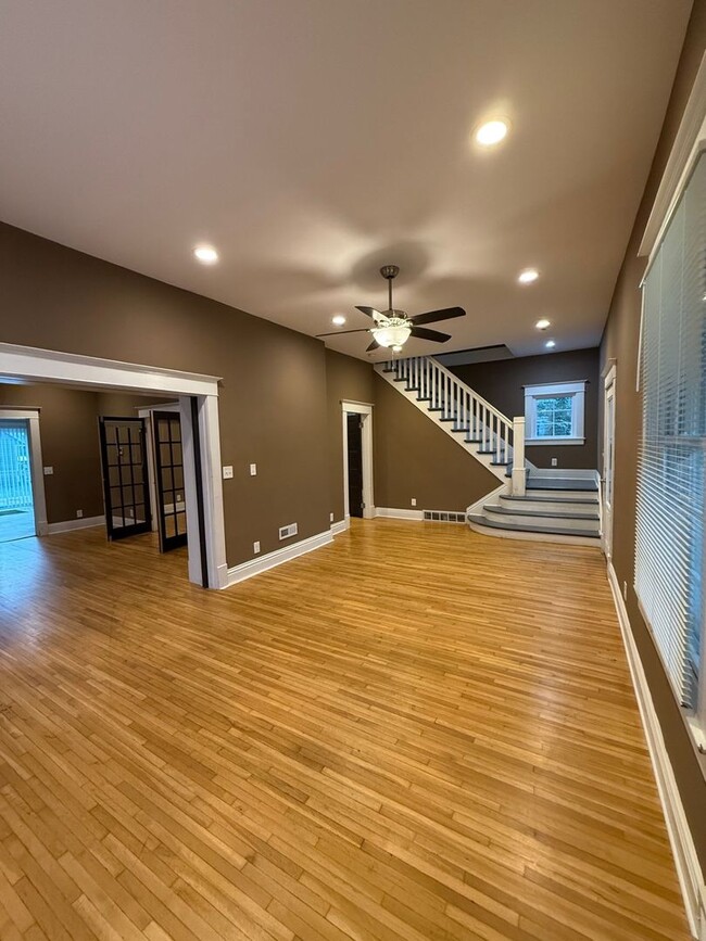 Building Photo - August lease-1207 Houston Street-$1700