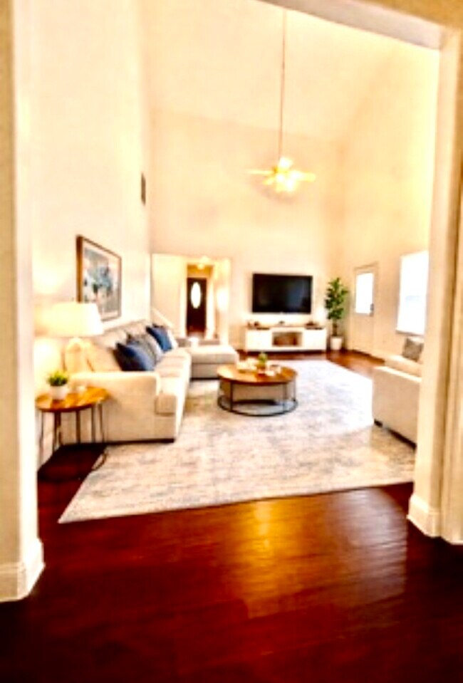 Building Photo - 23915 Floragate Dr