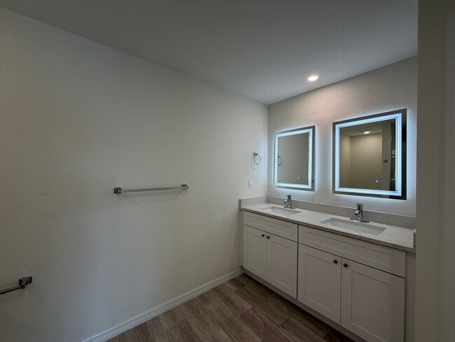 Foto del edificio - 1018 Vogiantzis Pkwy