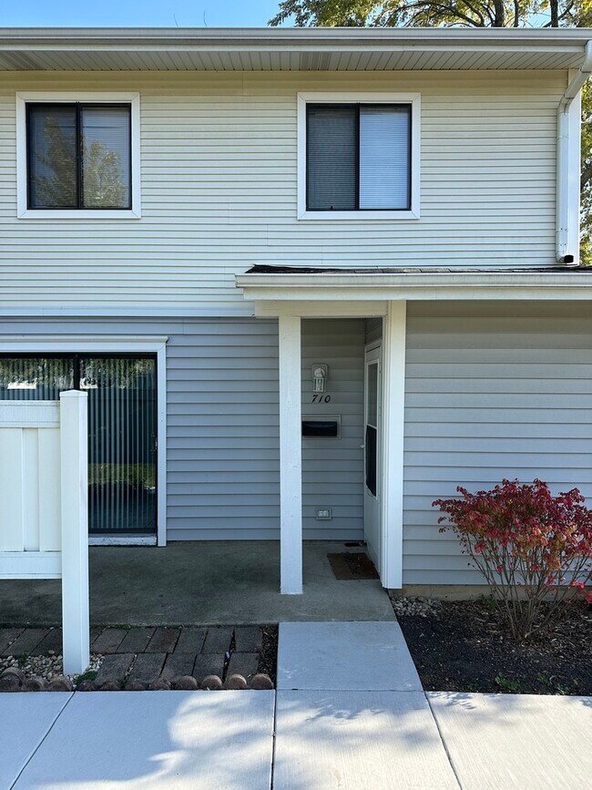 Building Photo - 710 Whitesail Dr