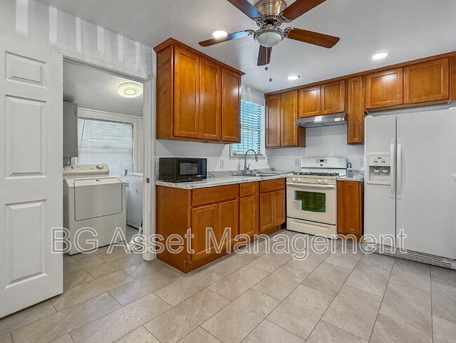 Building Photo - 571 El Paseo Dr
