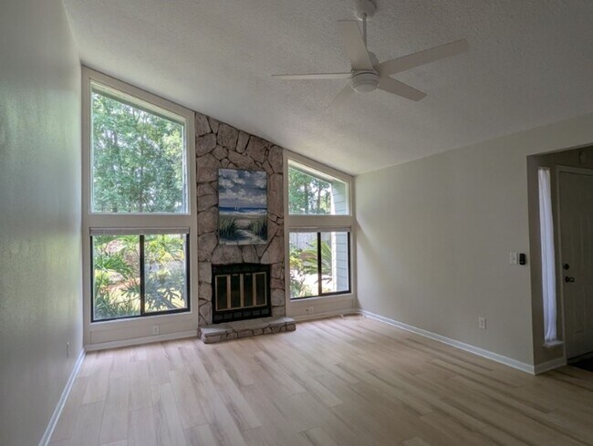 Foto del edificio - 4515 Carolyn Cove Ln S