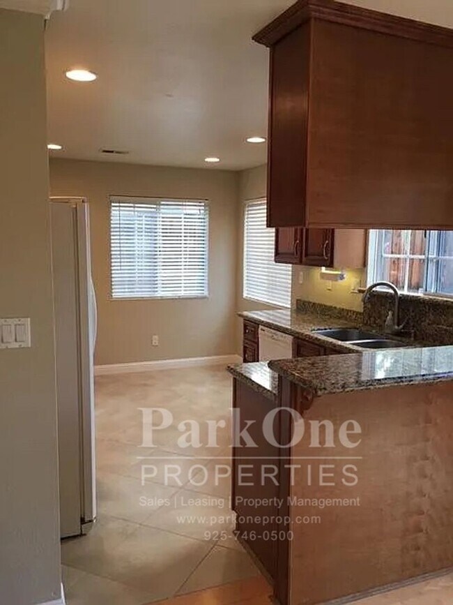 Building Photo - Nicely Updated Townhouse in Concord Availb...