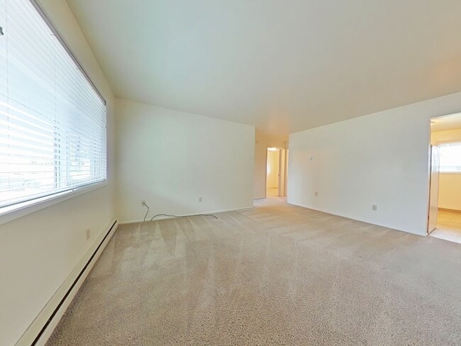Building Photo - 2 Bedroom Apartment ~ Close to Campus ~ Sm...
