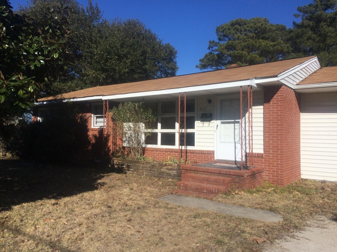 Primary Photo - 915 Country Club Rd