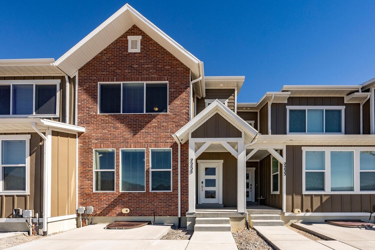 Primary Photo - Modern New Construction with Heber Valley ...