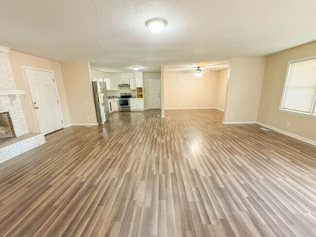 Foto del edificio - Coming Soon! 3 Bedroom 2 Bathroom- Pets Allowed!