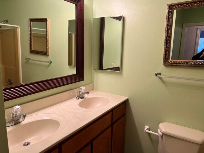 Foto del edificio - 2014 Cedar Point Cir