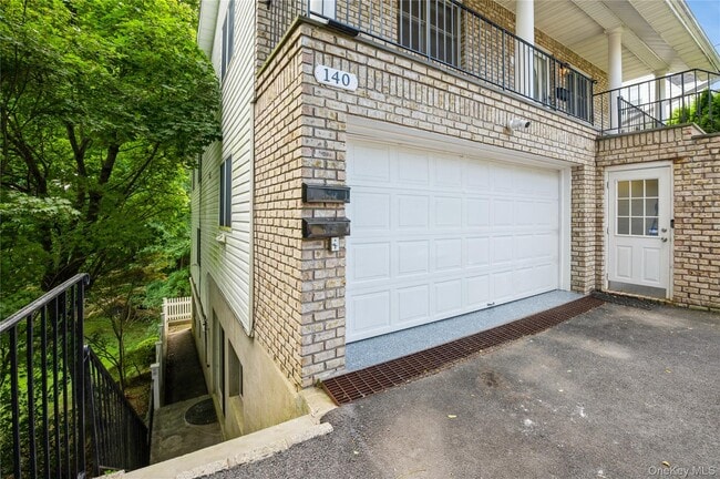 Building Photo - 140 Woodside Ave