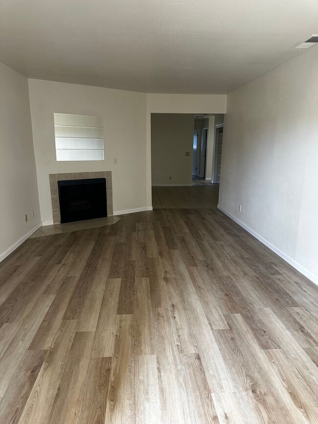 Foto del edificio - 5620 Brush Creek Dr