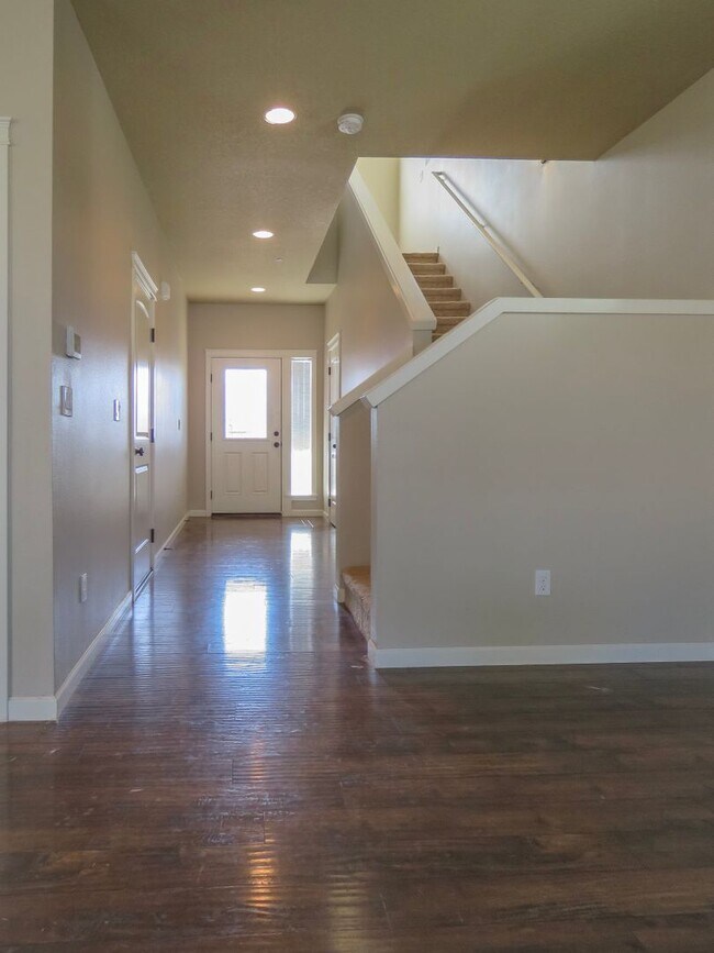 Building Photo - 3 Bedroom Corner lot Available in Carlton !