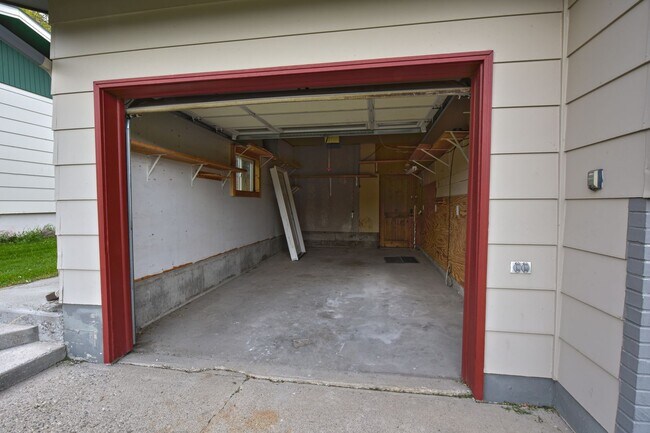 Building Photo - Centrally Located Apartment Near Downtown ...