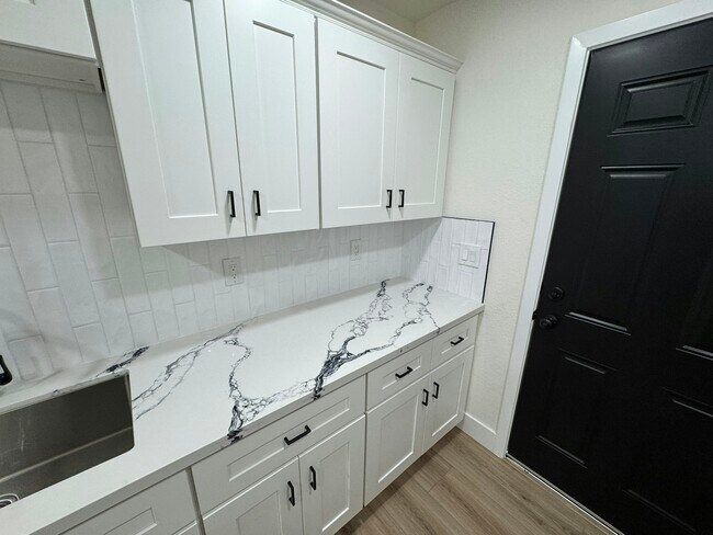 Foto del edificio - 2387 S Backer Ave