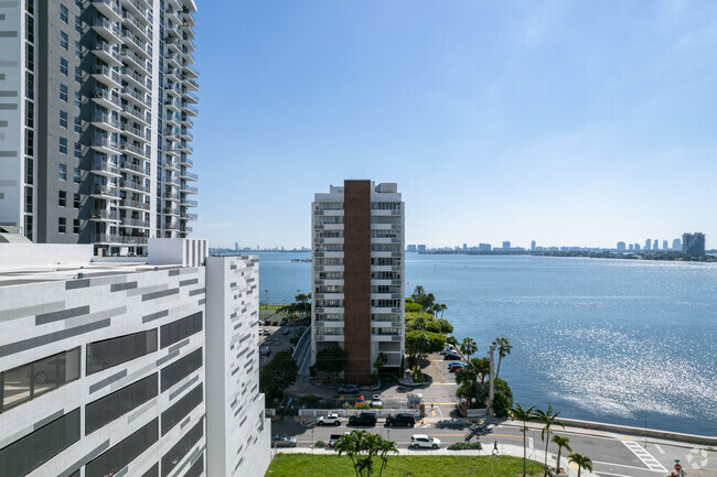 Building Photo - Biscayne 21