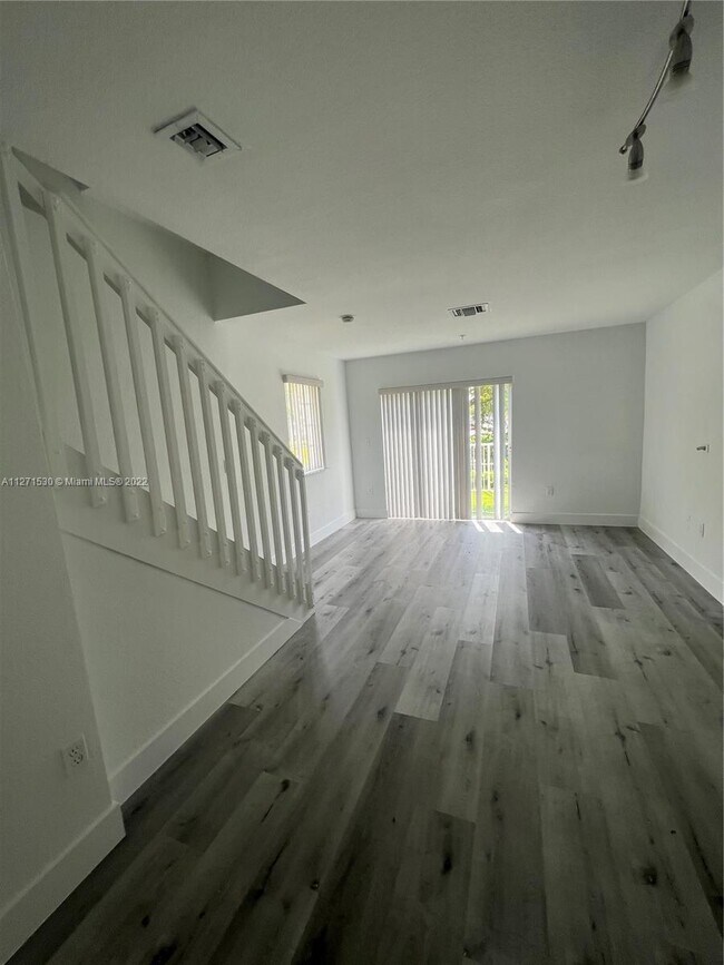 Foto del edificio - 2054 NE 167th St  3-122 North Miami Beach ...