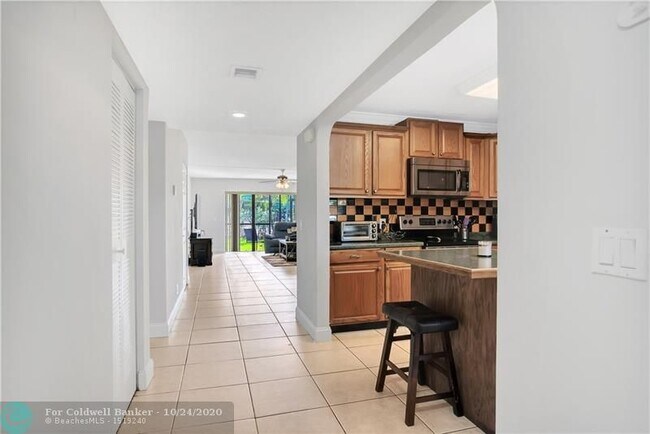 Building Photo - 296 Racquet Club Rd