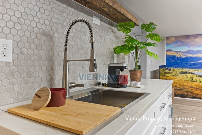 Foto del edificio - Downstairs Unit Available Now!