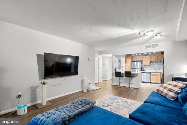 Foto del edificio - 6301 Stevenson Ave