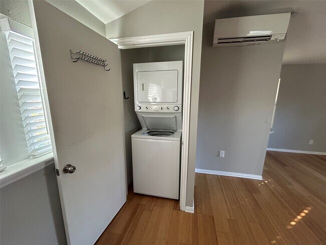 Foto del edificio - 4019 Ascot Ln