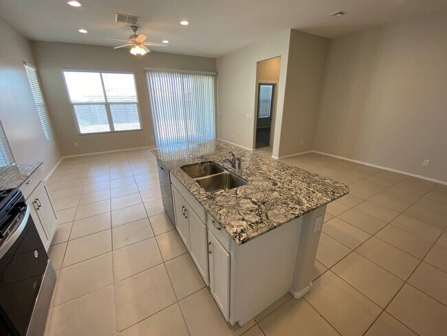 Foto del edificio - 15627 W Smoketree Dr