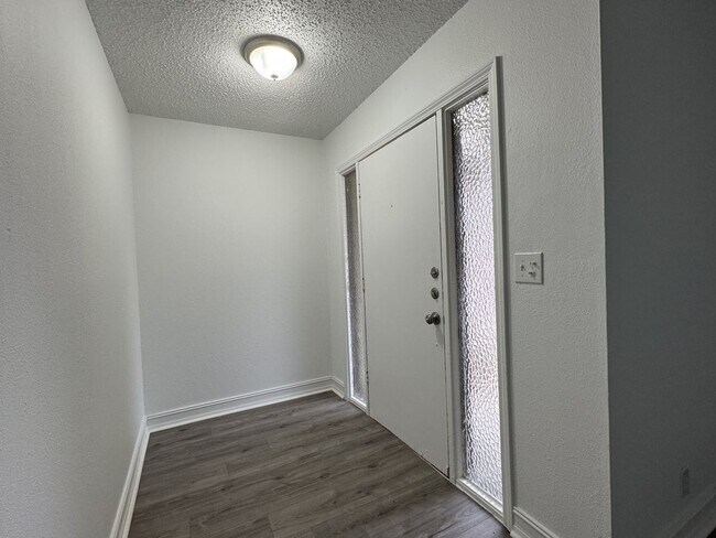 Foto del edificio - Fully renovated. This 3BD/2.5BA two-story home in Babcock Place has been completely updated