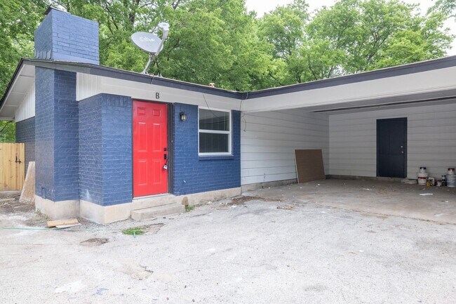 Foto del edificio - Newly Updated Duplex Unit- Application Fee...