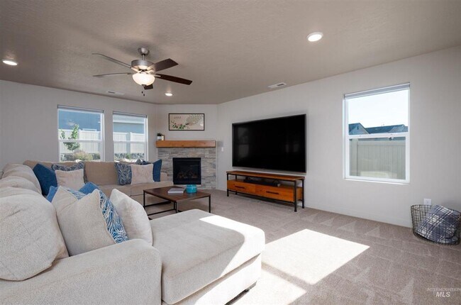Building Photo - Spacious Modern Home w/Open Floor-Plan