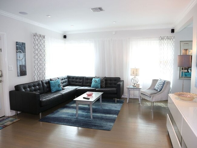 Open concept living room - 1535 Jackson St