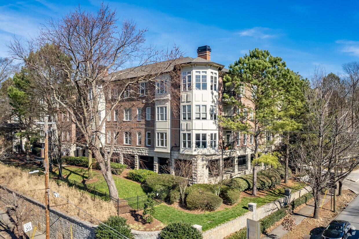 Foto principal - 828 Highland Ln NE