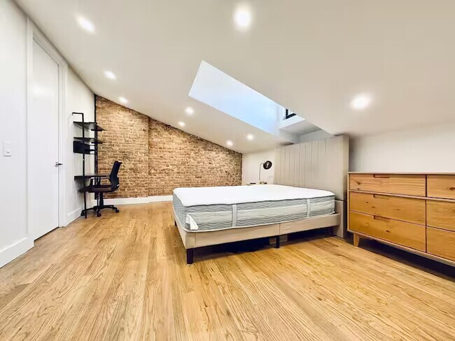 Foto del edificio - Furnished room/NOT APARTMENT