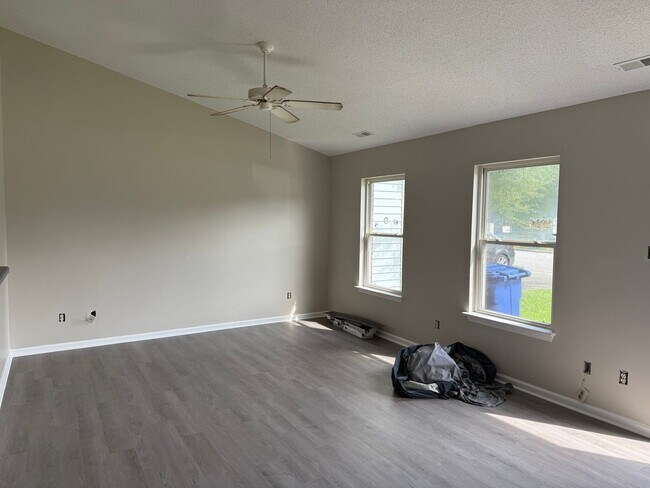 Building Photo - Cute 2 Bedroom Duplex Close to Shopping