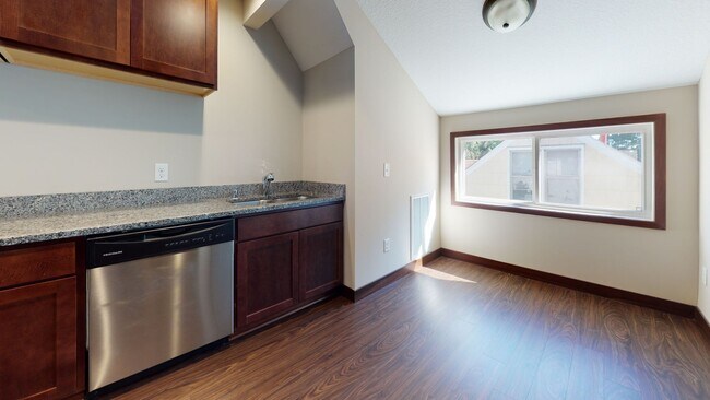 Building Photo - Recently renovated  7 bedroom house