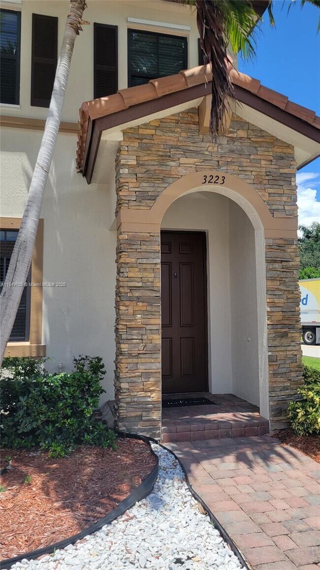 Foto del edificio - 3223 SE 4th Ct