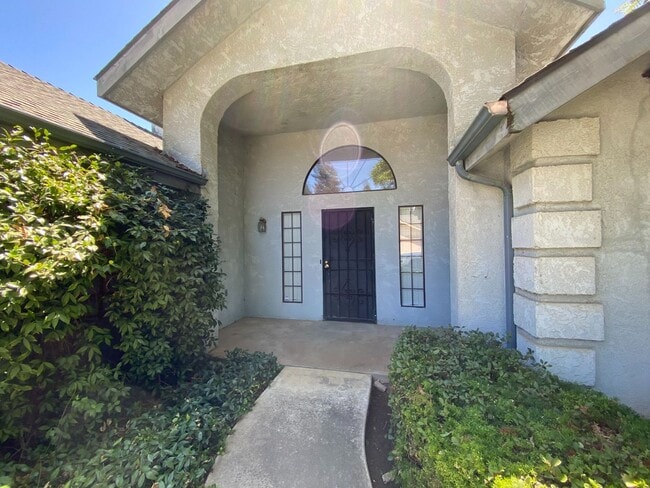 Building Photo - North West Fresno Home, 3BR/2BA, 1878sf, B...