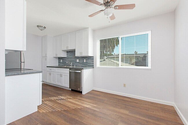 Foto del edificio - 251-255 Ebony Ave