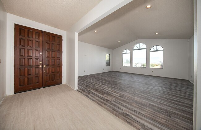 Foto del edificio - Spacious 4 Bedroom 3.5 Baths with Views!!