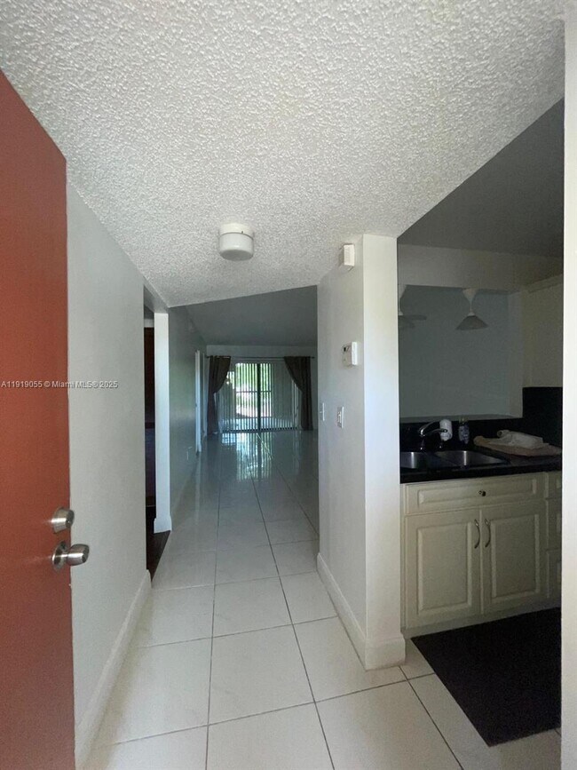 Foto del edificio - 3410 Foxcroft Rd