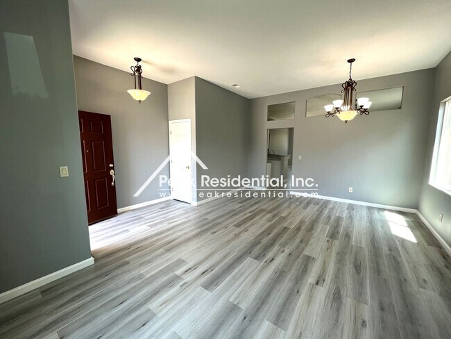 Foto del edificio - Spacious 4bd/2ba Elk Grove House with 3 Car Garage!