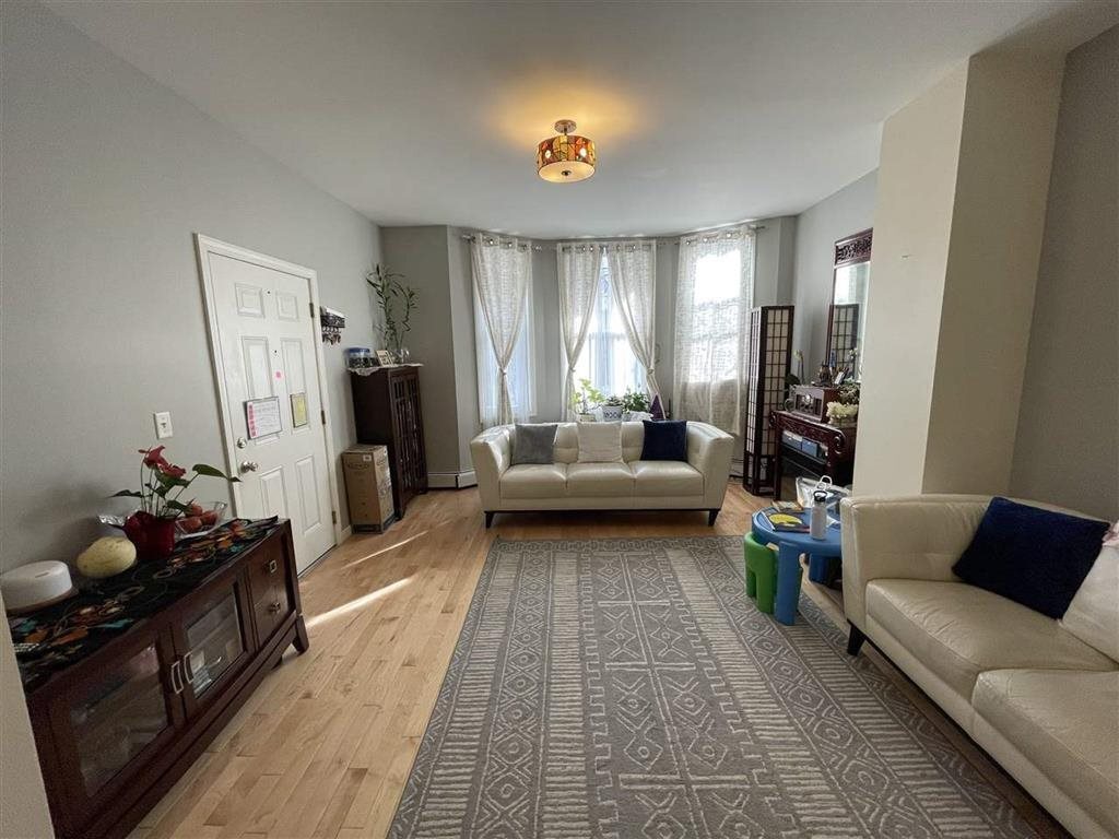 Primary Photo - 304 47th St