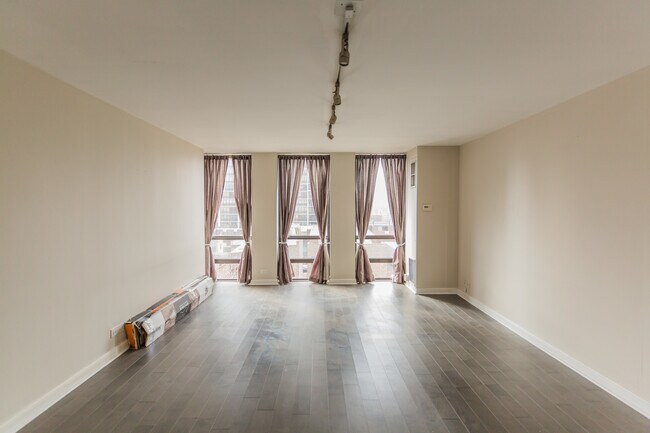 Building Photo - 1660 N LaSalle Dr