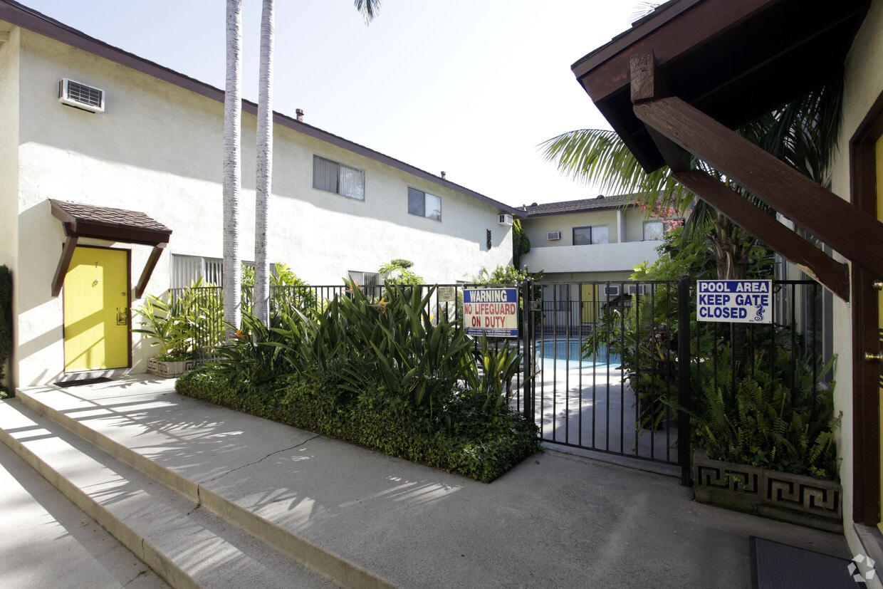 Primary Photo - Golden Tiki Apartments